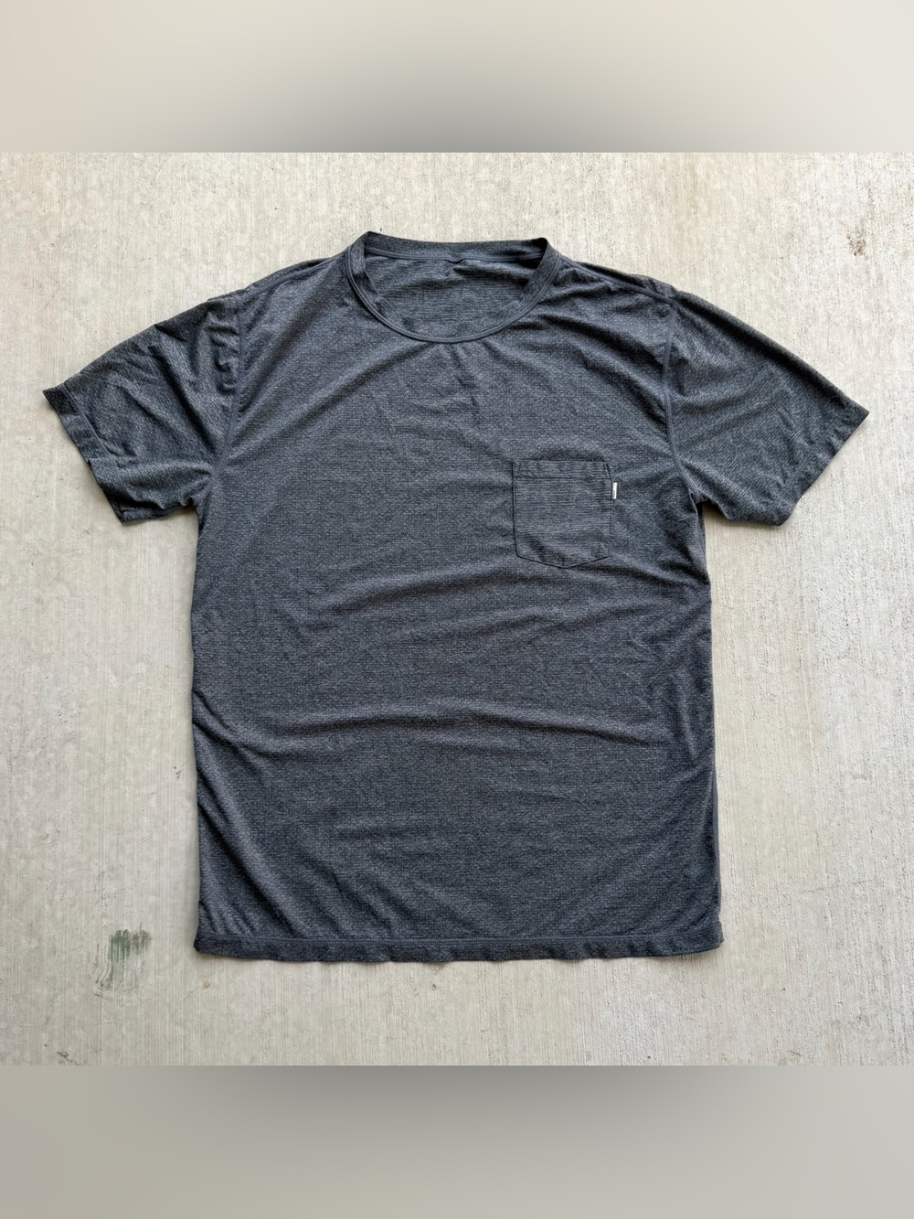 Vuori Tradewind Performance Pocket T Shirt Men Size Large Gray Stretch